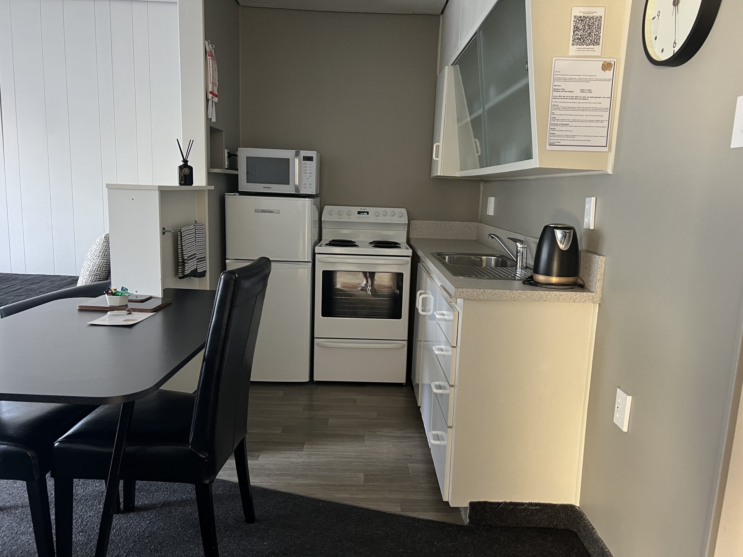 Unit 3 TwoBedroom Sleeps 5 Golden Leaf Apartments