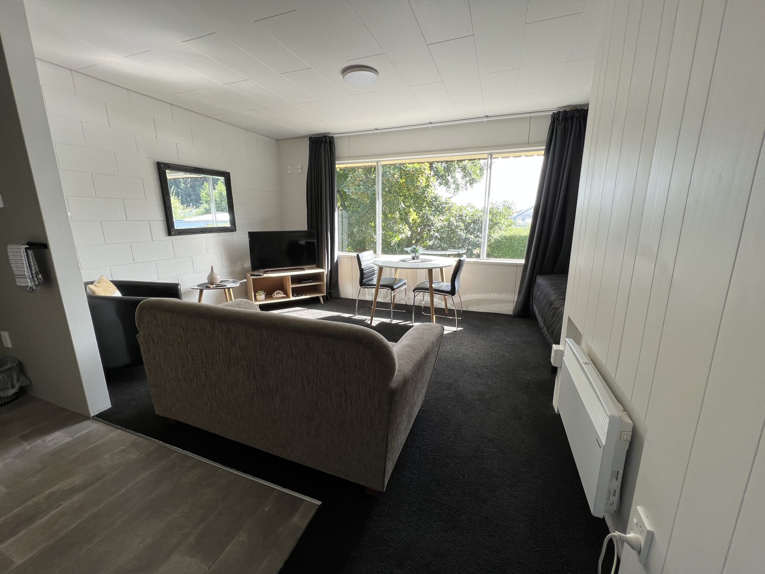 Unit 5 OneBedroom apartment Golden Leaf Apartments